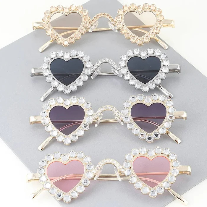 3AM BY H&D ACCESSORIES – Rhinestone Heart Rim Sunglasses